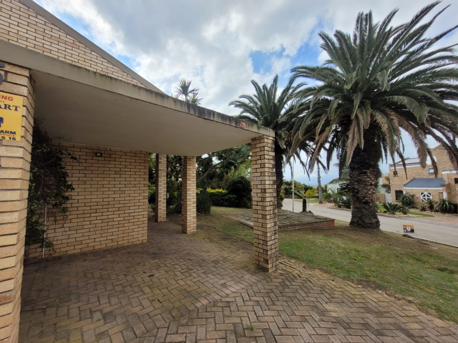 4 Bedroom Property for Sale in Wavecrest Eastern Cape